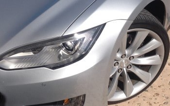 Wheel repair and painting on a silver car